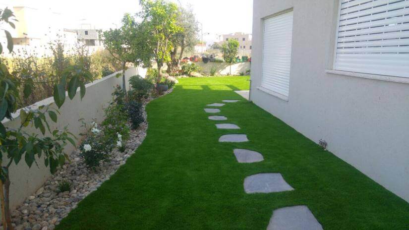 דשא סינטטי ושביל בחצר